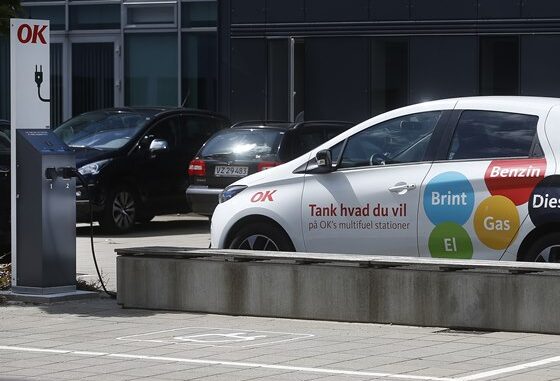 elbil-hos-ok Elbilopladning ved benzinstation. OK